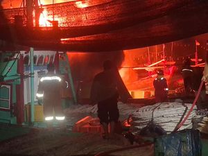 Kapal Nelayan Ludes Terbakar di Dermaga Tasikagung Rembang