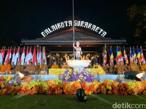 Warga Padati Balai Kota Solo Sambut Puncak Kirab Waisak Bersama Biksu Thudong