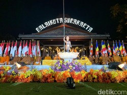 Warga Padati Balai Kota Solo Sambut Puncak Kirab Waisak Bersama Biksu Thudong