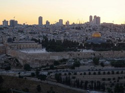 Sekelompok Pemukim Israel Serbu Kompleks Masjid Al-Aqsa, Serang 2 Penjaga