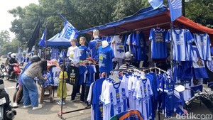 Jalan Otista Bandung Membiru Jelang Laga Penentuan Juara Persib