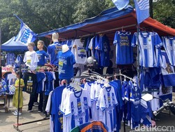Jalan Otista Bandung Membiru Jelang Laga Penentuan Juara Persib