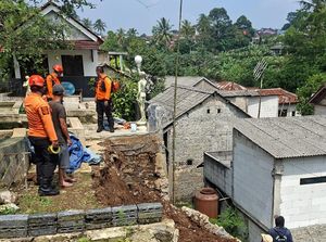 Diguyur Hujan Deras, Tebing Penahan Tanah di Cimande Bogor Longsor