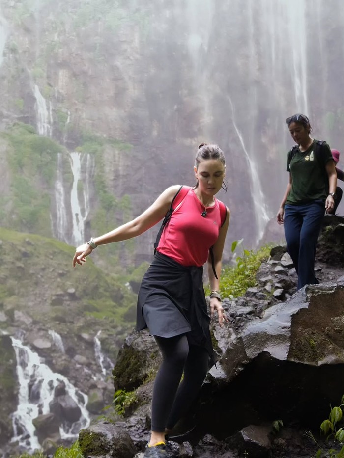 Foto Menakjubkan Luna Maya di Air Terjun Tumpak Sewu