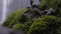 Foto Menakjubkan Luna Maya di Air Terjun Tumpak Sewu