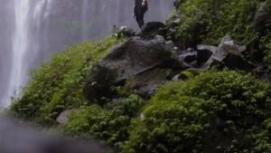 Foto Menakjubkan Luna Maya di Air Terjun Tumpak Sewu