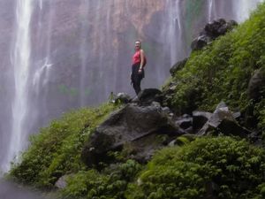 Foto Menakjubkan Luna Maya di Air Terjun Tumpak Sewu