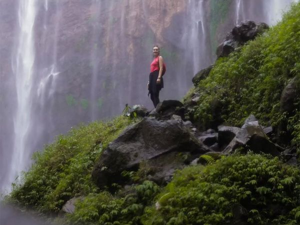 Foto Menakjubkan Luna Maya di Air Terjun Tumpak Sewu