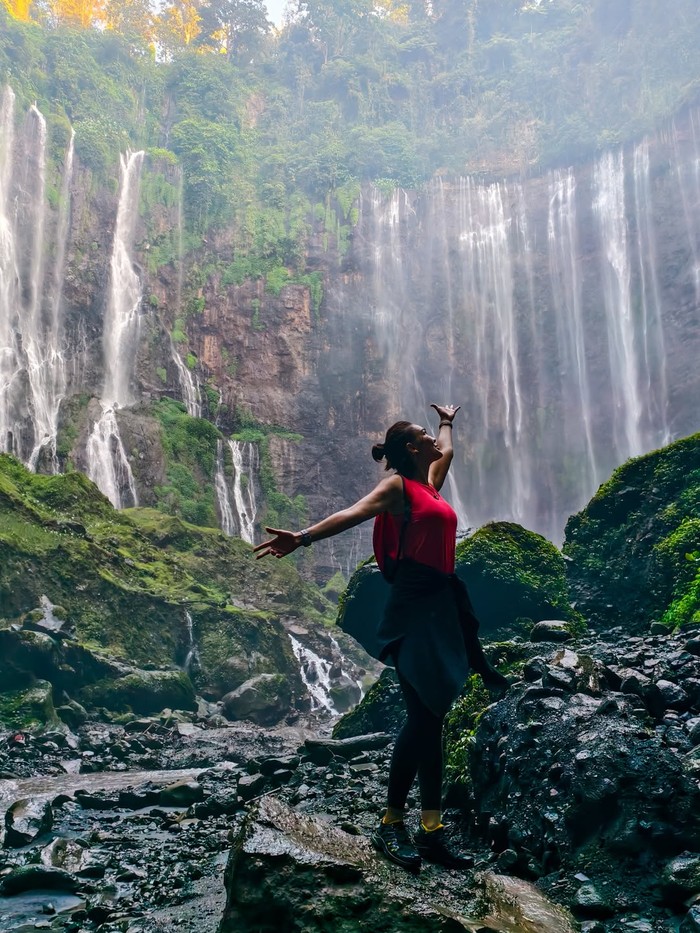 Foto Menakjubkan Luna Maya di Air Terjun Tumpak Sewu