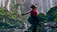 Foto Menakjubkan Luna Maya di Niagara Indonesia, Bikin Traveler Kepincut