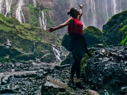 Foto Menakjubkan Luna Maya di Niagara Indonesia, Bikin Traveler Kepincut