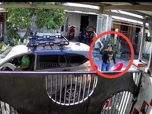 Detik-detik Eks Polwan di Sigi Aniaya Tetangga Pakai Kayu Depan Rumah
