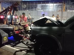 Ford Everest Hantam Tiang Listrik di Solo Usai Tabrak Lari 2 Motor