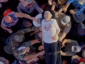 Nih, Orang Tertua yang Crowd Surfing di Konser: 99 Tahun!