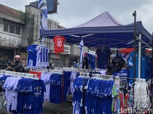 Berkah Laga Penentu Persib Juara, Pedagang di Tegallega Raup Cuan