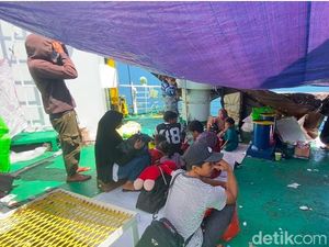 Pemudik di Pelabuhan Parepare Membeludak, Penumpang Pasang Tenda di Dek Kapal