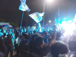 Lautan Biru di Stadion Watubelah, Bobotoh Cirebon Pesta Persib Juara