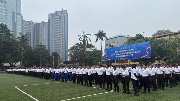 Polda Metro Jaya menggelar apel pencanangan pilah sampah dalam aktivitas jaga Jakarta bersih dan asri di Polda Metro Jaya, Sabtu (23/5/2026).