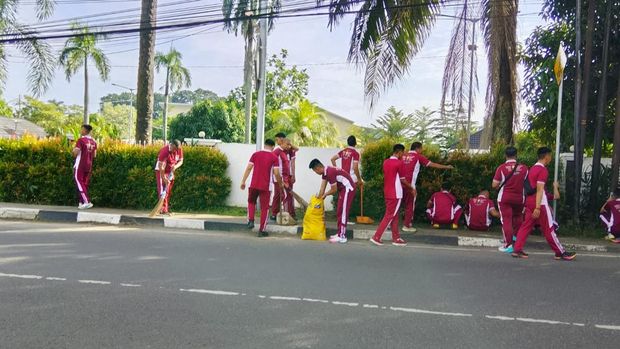 Polda Sumsel melaksanakan Gerakan Nasional Indonesia Asri dengan menanam 550 bibit pohon buah ditanam di 21 area Aspol.