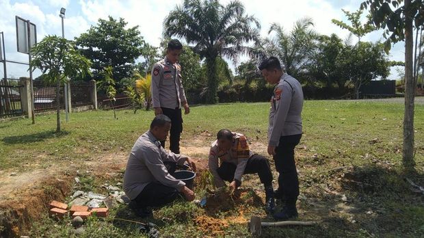 Polda Sumsel melaksanakan Gerakan Nasional Indonesia Asri dengan menanam 550 bibit pohon buah ditanam di 21 area Aspol.
