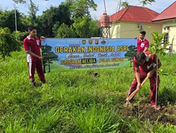 Gerakan Indonesia Asri, Polda Sumsel Tanam 550 Bibit Pohon di 21 Kawasan Aspol