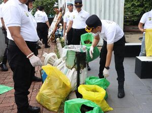 Ikut Arahan Kapolda, Polres Kepulauan Seribu Korve Bersihkan dan Pilah Sampah