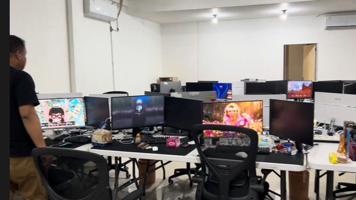 Momen Polda Jateng menggerebek kantor di Solo Baru, Sukoharjo, yang menjadi lokasi jaringan scammer internasional.