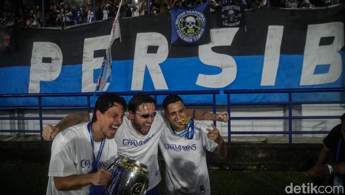 Persib Bandung berhasil menjadi kampiun Super League 2025/2026. Legenda Chelsea sekaligus eks penggawa Persib Michael Essien memberi ucapan selamat.