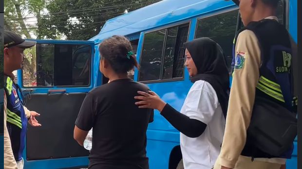Seorang wanita tiba-tiba ditampar saat naik angkot Jaklingko oleh wanita lainnya di Jaksel. Peristiwa itu membuat heboh seisi mobil angkot dan warga sekitar. (dok Istimewa/repro)