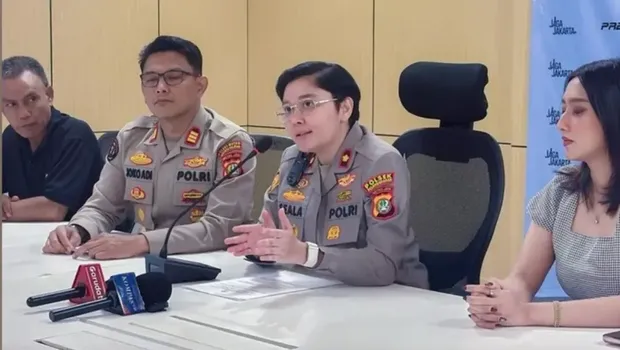 Seorang wanita tiba-tiba ditampar saat naik angkot Jaklingko oleh wanita lainnya di Jaksel. Peristiwa itu membuat heboh seisi mobil angkot dan warga sekitar. (dok Polsek Pesanggrahan)