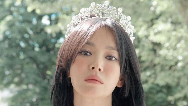 Pesona Bak Ratu, Gaya Song Hye Kyo Pakai Tiara Antik Bertabur Berlian