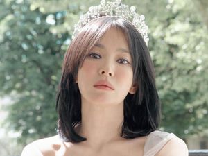 Pesona Bak Ratu, Gaya Song Hye Kyo Pakai Tiara Antik Bertabur Berlian