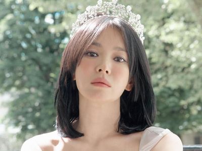Pesona Bak Ratu, Gaya Song Hye Kyo Pakai Tiara Antik Bertabur Berlian