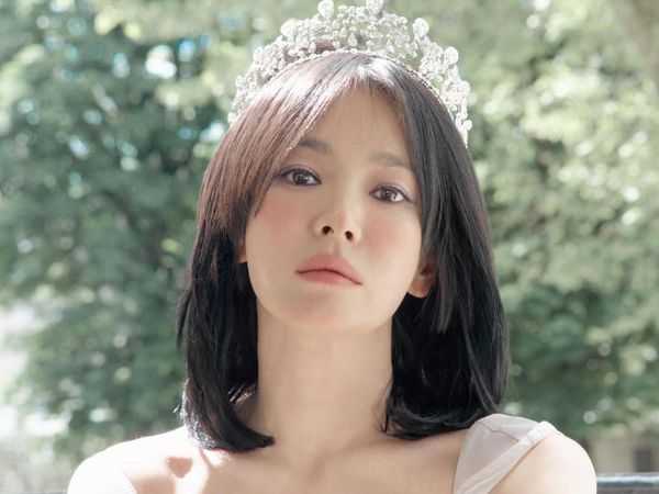 Pesona Bak Ratu, Gaya Song Hye Kyo Pakai Tiara Antik Bertabur Berlian