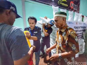 Senyum Semringah Warga Arjasari Bandung Dapat Bantuan Pangan Bulog