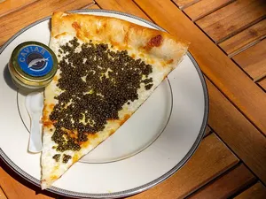 Wow! Pizza Rp1 Juta per Potong Ini Pakai Kaviar dan Adonan 60 Tahun