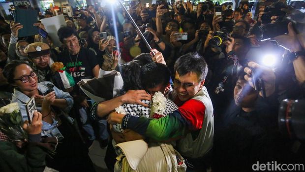 Sembilan warga negara Indonesia (WNI) yang tergabung dalam misi kemanusiaan Global Sumud Flotilla (GSF) akhirnya tiba di Tanah Air usai menjalani penahanan oleh militer Israel saat berlayar menuju Gaza, Palestina. Kedatangan mereka disambut di Terminal 3 Bandara Internasional Soekarno-Hatta, Tangerang, Banten, Minggu (24/5/2026).