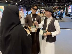 Selebgram Alwi Fahry dan Alwan Naik Haji Diundang Kerajaan Saudi