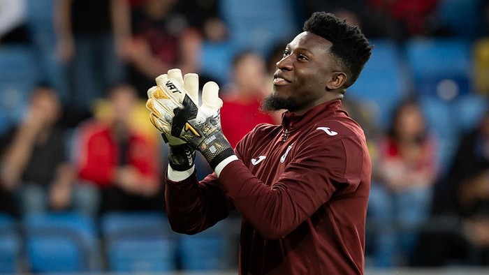 Andre Onana meraih trofi bersama Trabzonspor.