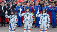 Astronot China Lambaikan Tangan Jelang Misi Shenzhou-23