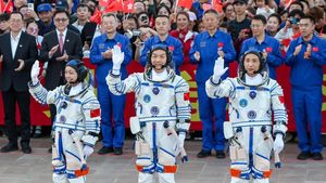 Astronot China Lambaikan Tangan Jelang Misi Shenzhou-23