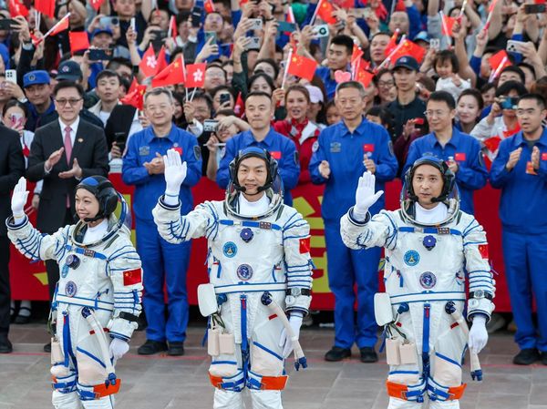 Astronot China Lambaikan Tangan Jelang Misi Shenzhou-23