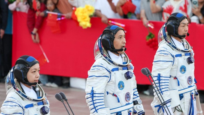 Momen perpisahan tiga astronot China sebelum misi Shenzhou-23