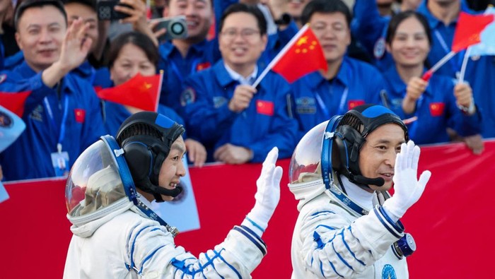 Tiga astronot China melambaikan tangan dalam upacara pelepasan misi Shenzhou-23