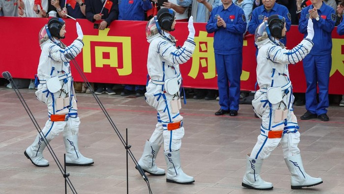 Tiga astronot China di panggung kehormatan sebelum misi Shenzhou-23