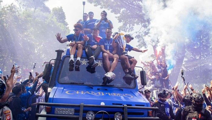 Warga menyapa tim dan ofisial Persib Bandung saat konvoi juara BRI Super League 2025-2026 di Bandung, Jawa Barat, Minggu (24/5/2026). Ribuan warga mengikuti konvoi di sejumlah ruas jalan Kota Bandung untuk merayakan keberhasilan Persib Bandung meraih