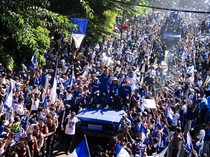 Bandung Membiru, Bobotoh Rayakan Juara Persib dengan Konvoi Besar