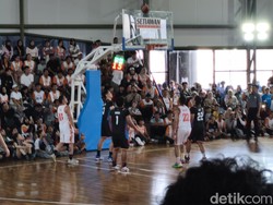 Serunya Basket Celebrity Match De Legend Vs UGM Stars di Jogja Run D-City