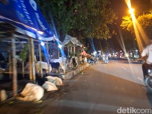 Pedagang Kurban di Mataram Diminta Geser Lapak dari Trotoar