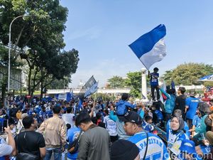 Meriahnya Bobotoh Menyambut Persib Sang Juara